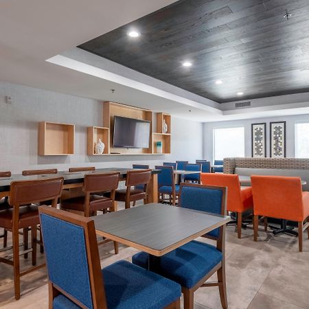 Holiday Inn Express Hotel & Suites Petersburg/Dinwiddie By Ihg Exterior foto