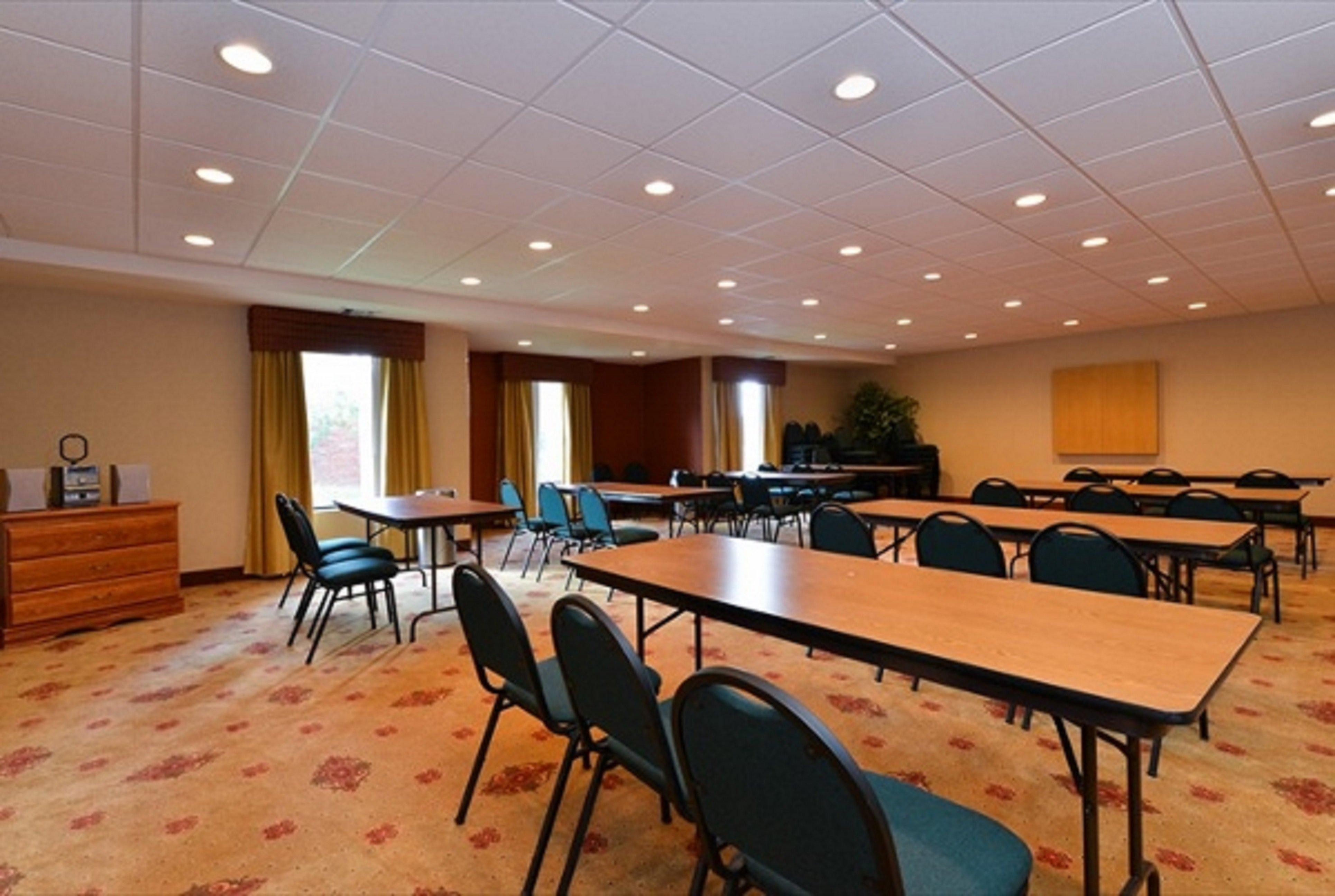 Holiday Inn Express Hotel & Suites Petersburg/Dinwiddie By Ihg Exterior foto