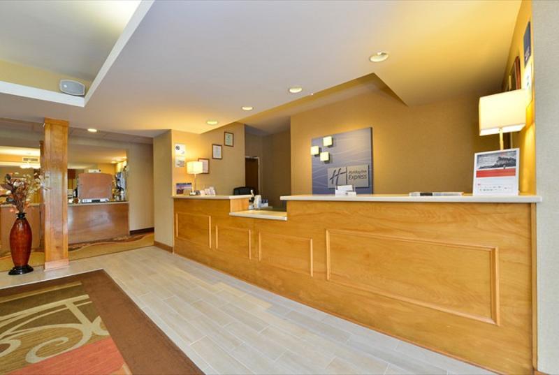Holiday Inn Express Hotel & Suites Petersburg/Dinwiddie By Ihg Exterior foto